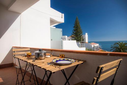 een tafel op een balkon met uitzicht op de oceaan bij A29 - Calheta House in Luz in Luz