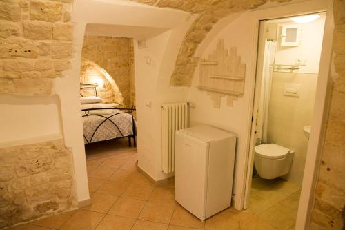 un piccolo bagno con servizi igienici e una camera da letto di Casa Giannina a Castellana Grotte