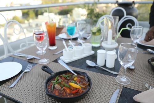 Ποτά στο The Ramvilas - A Rooftop Pichola Lake View Hotel