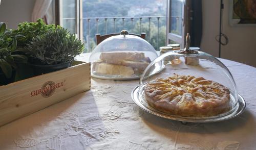 a pie in a glass dish on a table at Locanda degli Alberi in Sassetta