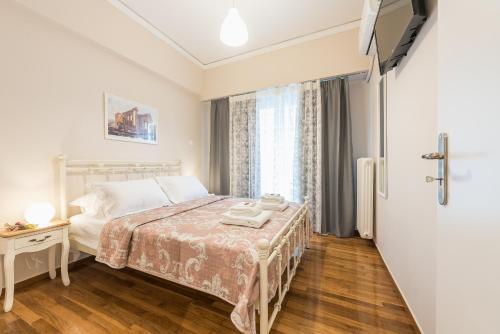 Schlafzimmer mit einem Bett und einem Fenster in der Unterkunft Modern flat next to Acropolis Museum in Athen