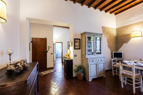 een woonkamer met een tafel en een eetkamer bij Fiesole's cozy Apartment 1 in Fiesole