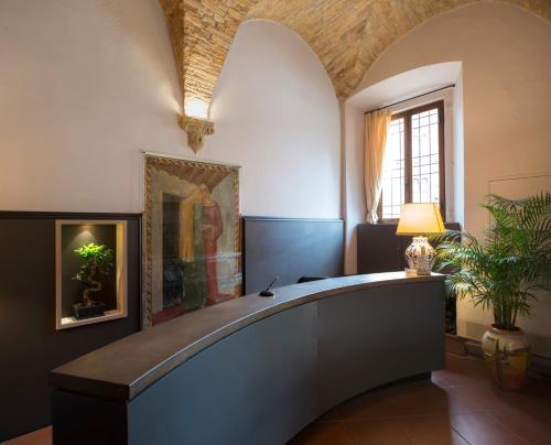 a hallway with a desk and a painting on the wall at Leon Bianco in San Gimignano