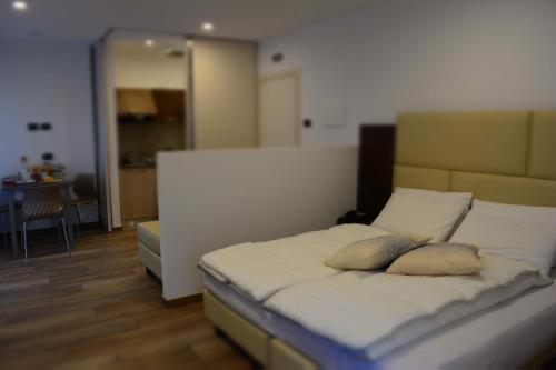 Postel nebo postele na pokoji v ubytování ALPieve Albergo Pieve