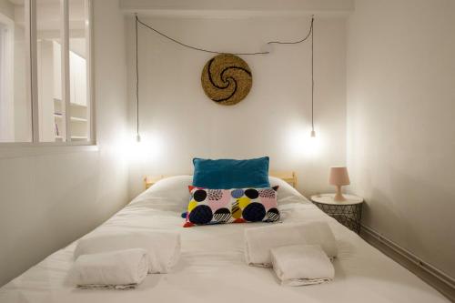 un lit avec deux oreillers dessus dans une chambre dans l'établissement Les Cordeliers, à deux pas de capitole, à Toulouse