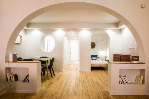 une voûte dans une salle à manger et un salon avec une table dans l'établissement Les Cordeliers, à deux pas de capitole, à Toulouse