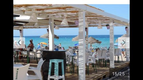 パロス岬にあるLa Manga-Cabo de Palosの海辺のテーブルと椅子