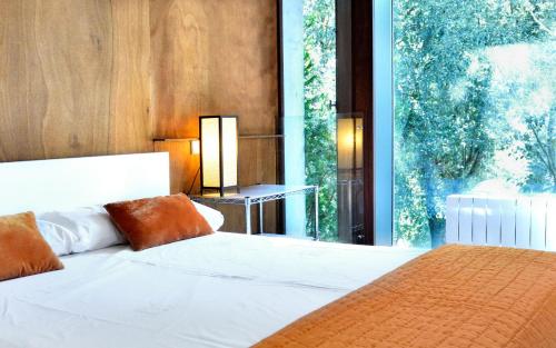 Tempat tidur dalam kamar di Villa Begur Hideaway con piscina privada