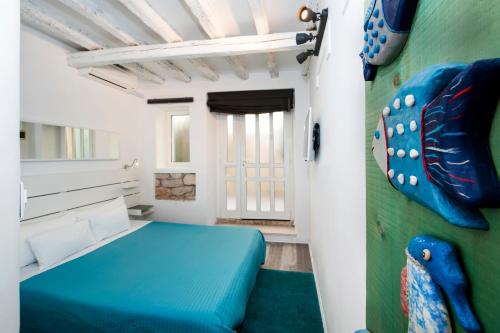 una camera con un letto blu e una parete verde di Room Marinata a Rovigno (Rovinj)