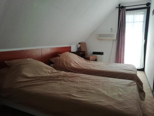 A bed or beds in a room at Karesz nyaralóház