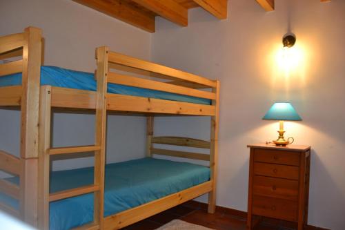 Pokój z łóżkiem piętrowym z 2 łóżkami piętrowymi i lampką w obiekcie Villa Lurdes Next to Ribeira D'Ilhas Beach w mieście Santo Isidoro