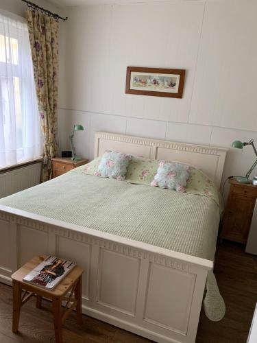 um quarto com uma cama grande com flores em Greenwoods cottage em Valkenburg