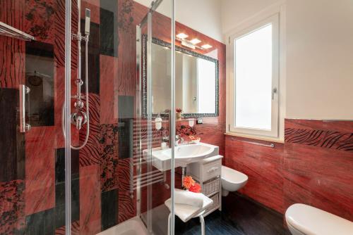 une salle de bain avec un lavabo et une douche en verre dans l'établissement B&B La Maison de Jo, à Rome