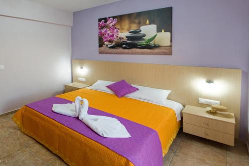 una camera d'albergo con un letto e asciugamani di Margarita Αpartments Sea View a Palaiochóra
