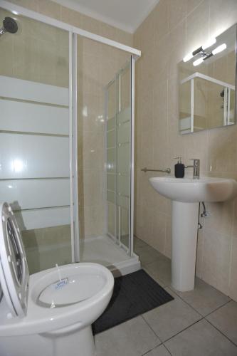 un bagno con wc, lavandino e doccia di Lagos Central Apartments Ap 14 a Lagos