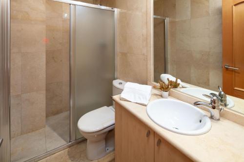 łazienka z toaletą, umywalką i prysznicem w obiekcie INMálaga Fresca II w Maladze