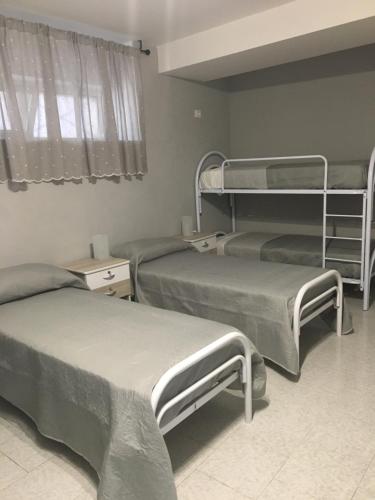 um quarto de hospital com dois beliches e uma janela em Cheap Stop em Pompeia