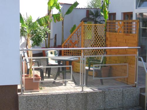 a patio with a table and chairs and a fence at S´ Kellerstoeckl in Fehring