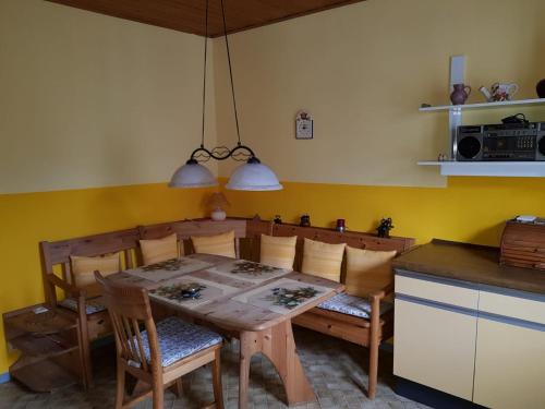 een keuken met een houten tafel en stoelen in een kamer bij Ferienwohnung Zentrumsnah in Esslingen