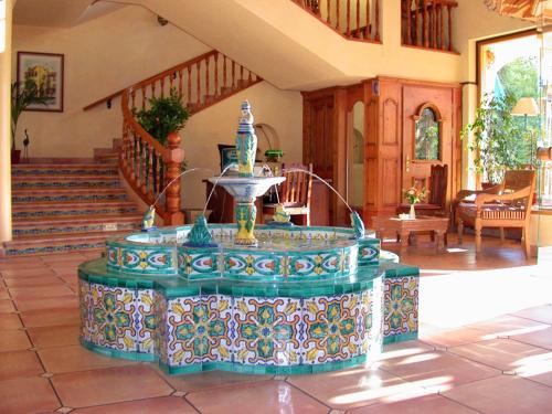 a fountain in the middle of a living room at Hotel Spanischer Hof in Gröditz
