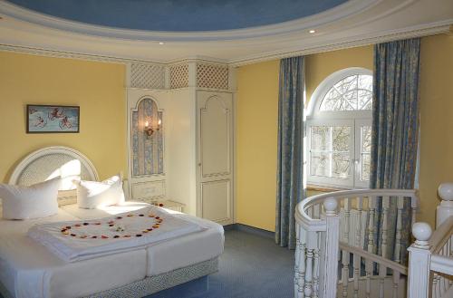 Un pat sau paturi într-o cameră la Hotel Spanischer Hof