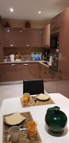 une cuisine avec une table et un vase vert. dans l'établissement dupleix U Forcone, à Ajaccio