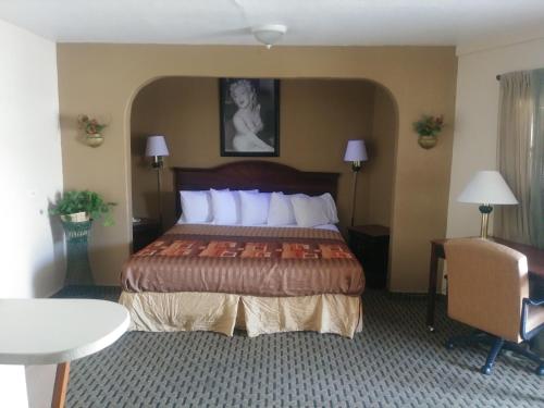 新布朗費爾斯的住宿－Garden Inn & Suites New Braunfels，酒店客房设有一张大床和一张桌子。