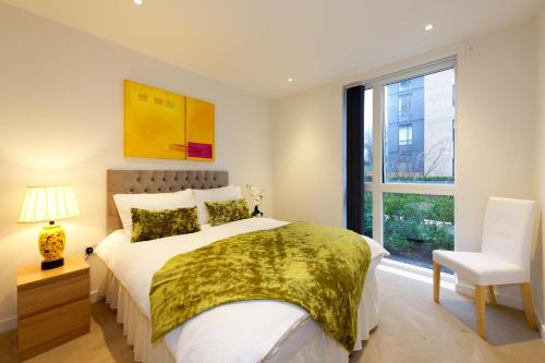 Postel nebo postele na pokoji v ubytování Grand Apartments Kew Gardens