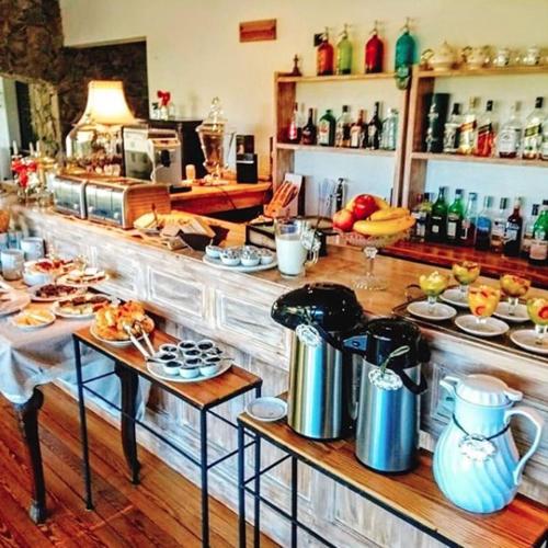 a kitchen with a buffet with food and drinks at Paraíso Casa de Montaña in San Martín de los Andes