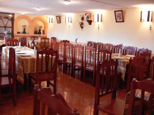 Reštaurácia alebo iné gastronomické zariadenie v ubytovaní Hostal Curiñan