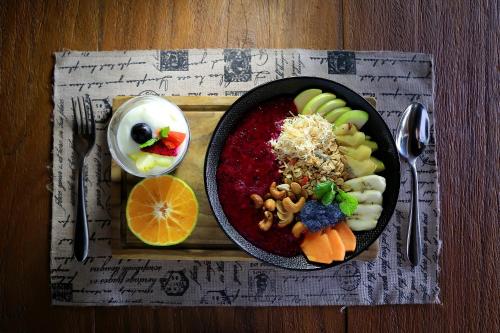 een bord met groenten en fruit op tafel bij Kaniya bali in Nusa Dua