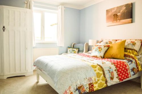 Un pat sau paturi într-o cameră la The Darling Suites