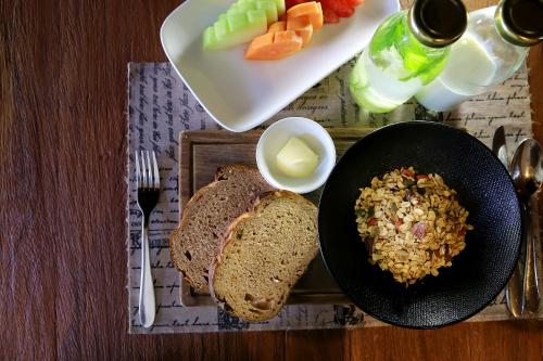 een tafel met een bord brood en een kom eten bij Kaniya bali in Nusa Dua