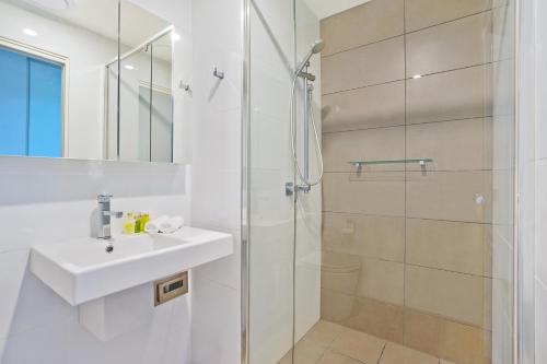 A bathroom at Beau Monde Apartments Newcastle - Horizon Newcastle Beach