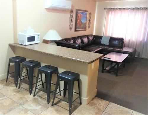 The lounge or bar area at Lake Powell Motel & Apartments