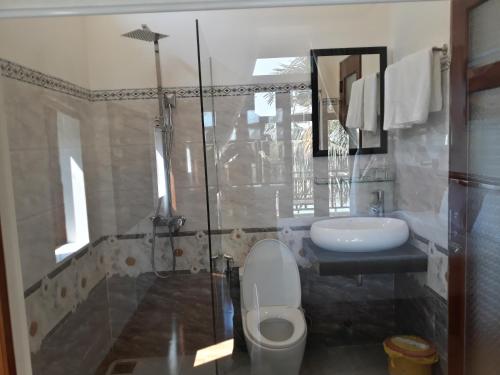a bathroom with a toilet and a sink at Lakeview Villa Homestay in Hoi An