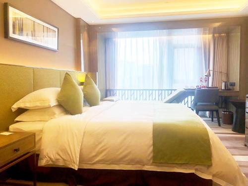Katil atau katil-katil dalam bilik di Leshan Ramada Hotel
