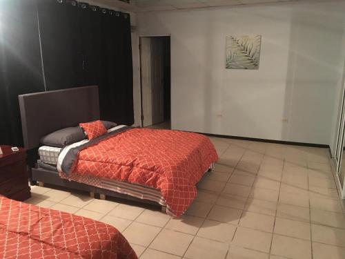 um quarto com 2 camas e piso em azulejo em Rincon Boricua Apartments em Rincon