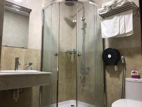 y baño con ducha, lavabo y aseo. en Green Park Hotel Quy Nhon, en Quy Nhon