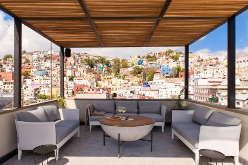 a restaurant with a view of the city at Antigua Trece Hotel Fusión in Guanajuato
