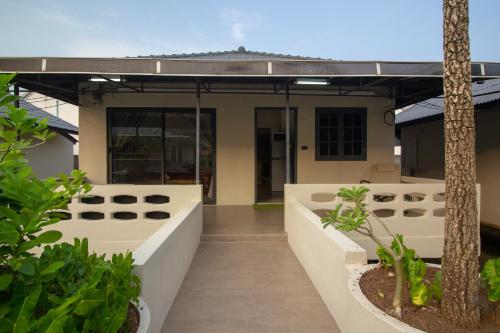 a house with a covered walkway in front of it at Aussieland Bungalows in Lamai