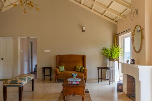Ruang duduk di Long Walk with Breakfast Included, Pet Friendly at Ooty by StayVista