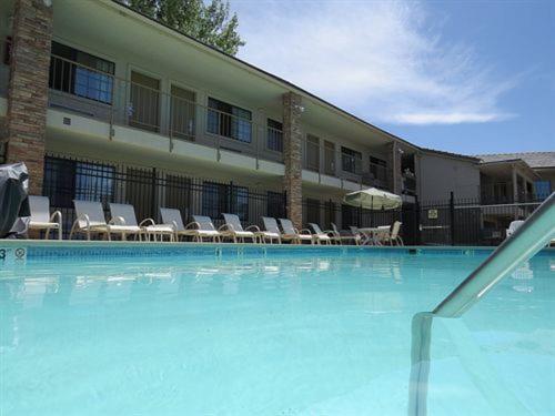 Days Inn by Wyndham Grand Junction tesisinde veya buraya yakın yüzme havuzu