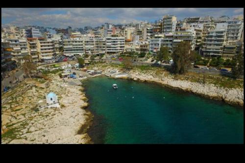 Ett flygfoto av Φωτεινό διαμέρισμα Πειραιας