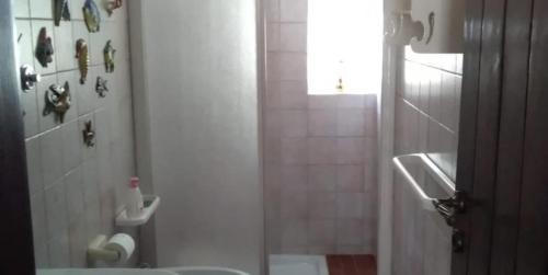 y baño con ducha, aseo y lavamanos. en N207 - Numana, deliziosa villetta con giardino, en Numana
