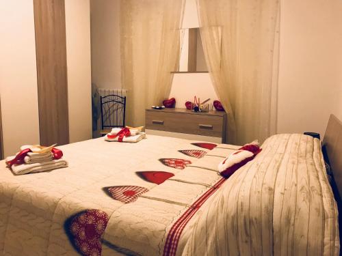 - une chambre avec un lit et des serviettes dans l'établissement La Dolce Notte, à Triggiano