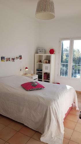 une chambre avec un grand lit et une fenêtre dans l'établissement GRANDE MAISON - PISCINE - CALME - AIX EN PROVENCE, à Éguilles