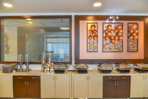 uma cozinha com bancada com alguma comida em Hotel Suncity Plaza, Sitapura, Jaipur em Jaipur