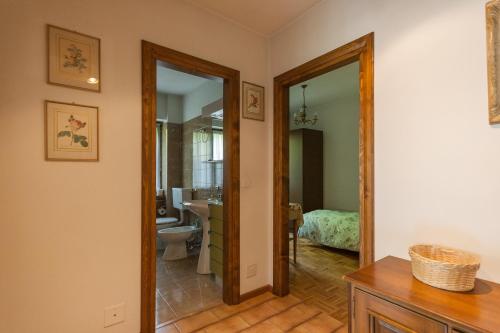 un corridoio con porta che conduce a una camera da letto di Casa Elena a Canale dʼAgordo