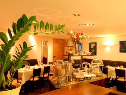 a dining room with a table and chairs at Hotel Sterkel in Rödermark